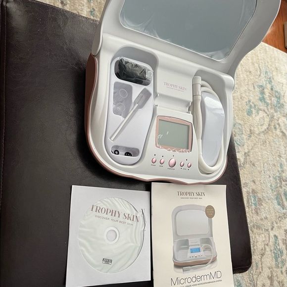 EUC Trophy Skin MicrodermMD - Picture 6 of 10